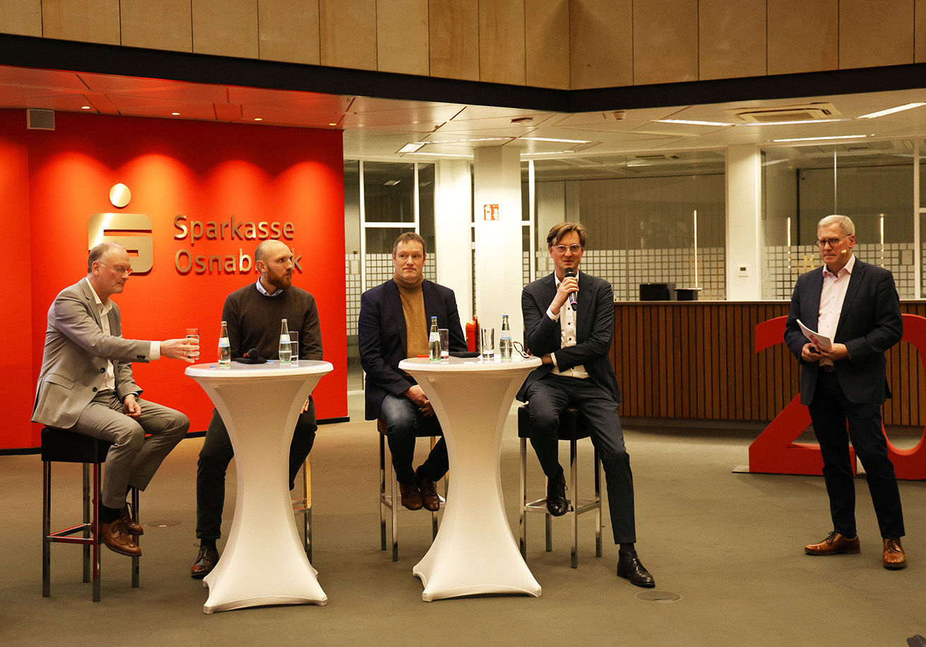 Dirk Gieschen mit Sven Plöger auf der Bühne des Agrarforums der Sparkasse Osnabrück